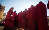2016年1月5日、中国南西部の雲南省に集まるラマ僧たち（Johannes Eisele/AFP via Getty Images）