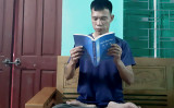 今年39歳のノン・ヴァン・チョン氏は、ベトナムの法輪功学習者。自宅で心静かに『転法輪』を読んでいます。（本人提供）