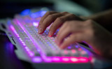 中国・広東省のオフィスでパソコンを使うハッキンググループ「レッドハッカーアライアンス」のメンバー。2020年8月04日撮影（Nicolas Asfouri/AFP via Getty Images）