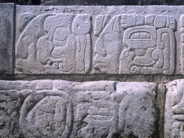パレンケ遺跡にあるマヤ文字のレリーフ。（カスバ / PIXTA）