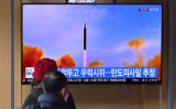 2022年3月5日、ソウルの鉄道駅構内で、北朝鮮がミサイル発射実験をしたとの映像がニュース番組内で放送されている（Photo by JUNG YEON-JE/AFP via Getty Images）