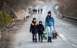 2月25日、ロシアのウクライナ侵攻を受け、ウクライナに近いスロバキア東部の道路を歩いている女性と子供2人（Photo by PETER LAZAR/AFP via Getty Images）