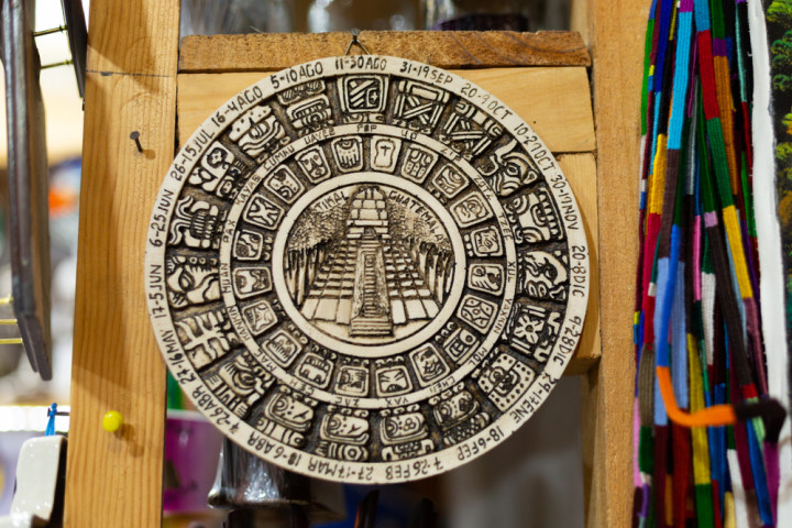 マヤ暦-マヤ文字と数字が入った車輪。（Shutterstock）