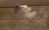 2020年7月25日、フランスのブランジュ（Boulange）周辺で小麦を収穫する農民（JEAN-CHRISTOPHE VERHAEGEN/AFP via Getty Images）