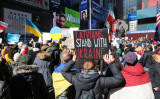 米ニューヨークのタイムズスクエアで行われたロシアのウクライナ侵攻に抗議する反戦デモ＝2022年2月26日（Richard Moore/The Epoch Times）