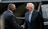 オースティン米国防長官は21年9月22日、米国防総省に到着したモリソン豪首相を迎え握手している（Drew Angerer/Getty Images）