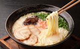 ラーメンのスープを飲み干すと、長期的には腎臓に負担がかかります。（Shutterstock）