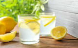 毎朝、1杯のレモン水を飲むことから、新しい一日を始めてみませんか。（Shutterstock）