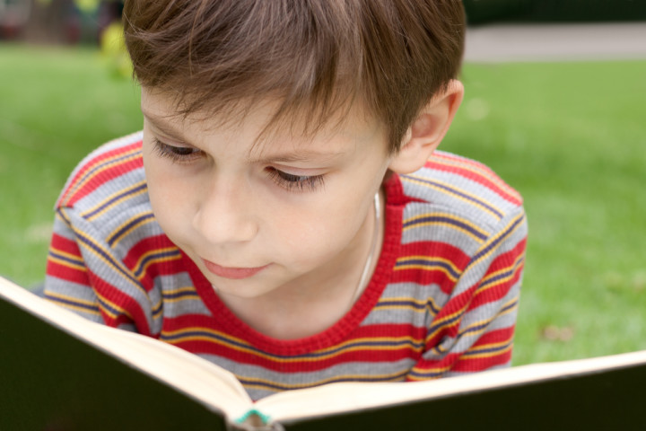 子供が、いかに書物を大切にするかを学び、さらに生涯にわたる「読書家」にしていくかは、親の大きな課題です（Shutterstock）