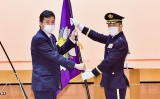 サイバー防衛隊司令官の木村顕継陸将補に司令旗を授与する岸信夫防衛相（防衛省提供）