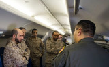 対潜哨戒機P-8Aポセイドンに搭乗したサウジアラビア海軍隊員に同機のシステムを紹介する米海軍哨戒第5中隊所属の戦術協調員のファン・ヤン中尉（右）（米海軍撮影 2018年3月1日）