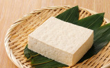 豆腐は栄養価が高く、低カロリーで腹持ちが良いので、ダイエットに最適な食品です。（Shutterstock）