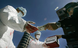 中国当局が同意なく生きたままの臓器を移植用に取り出す「臓器狩り」の犯罪を実演する法輪功学習者（2006年4月19日、米国ワシントンDC）（JIM WATSON/AFP/Getty Images）