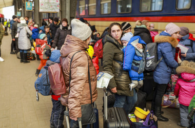 ポーランド行きの列車に搭乗するウクライナ人難民。2022年3月18日、リヴィウにて撮影（Charlotte Cuthbertson/The Epoch Times）
