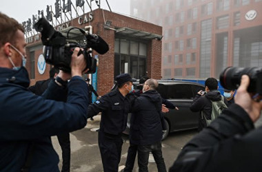 2021年2月3日、世界保健機関（WHO）の調査チームが中国武漢ウイルス研究所に入った際、記者らの進入を阻止する地元の警察官（HECTOR RETAMAL/AFP via Getty Images）