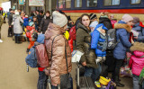 ポーランド行きの列車に搭乗するウクライナ人難民。2022年3月18日、リヴィウにて撮影（Charlotte Cuthbertson/The Epoch Times）
