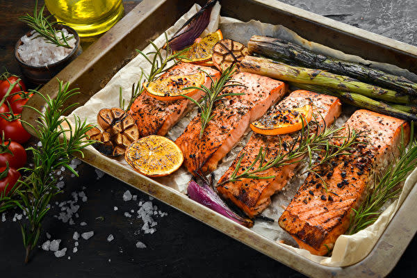 良質の油脂がとれる魚には、サケ、イワシ、サバなどがあります。いずれもω3脂肪酸を豊富に含み、認知症の予防に効果があります。（Shutterstock）