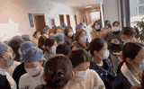 病院が臨時隔離施設に改造されるのを抗議し、ストライキを行う上海周浦医院の看護師たち （ネット写真）