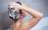 毎日髪を洗っても、髪が抜けやすくなるわけでも、脂っぽくなるわけでもないのです。 （Shutterstock）